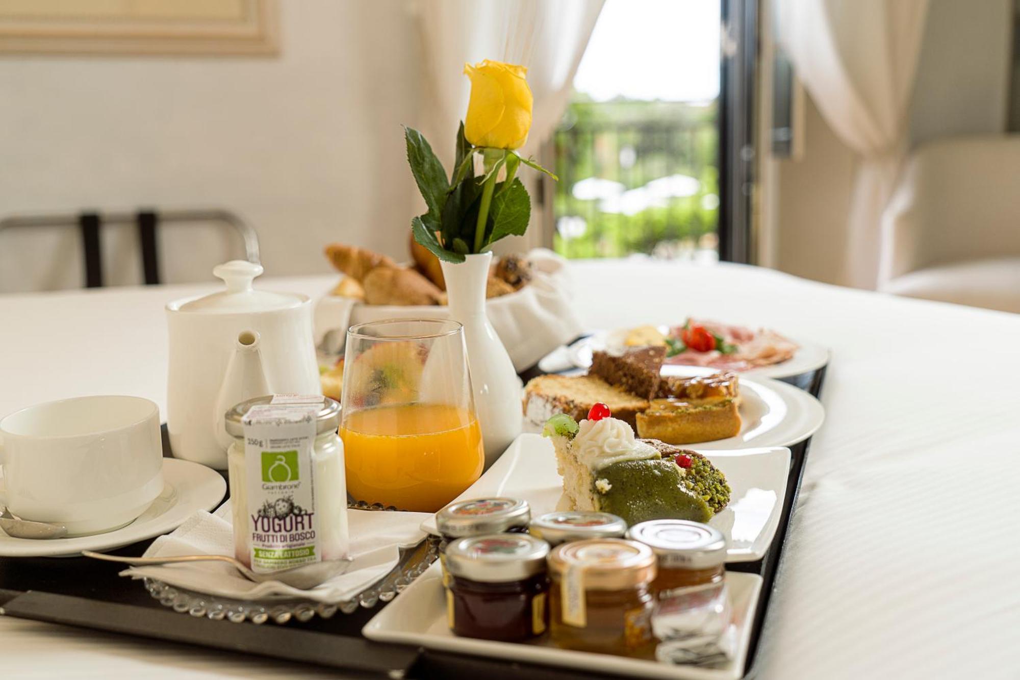Villa Athena Resort Agrigento Kültér fotó A breakfast tray