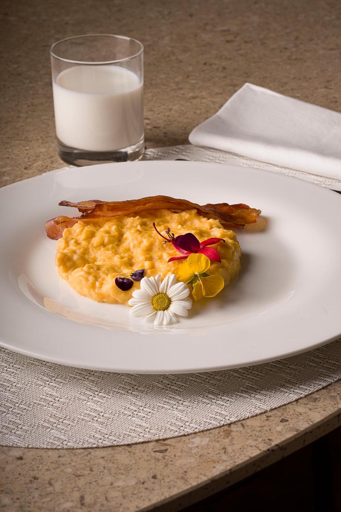 Villa Athena Resort Agrigento Kültér fotó Scrambled eggs with edible flowers