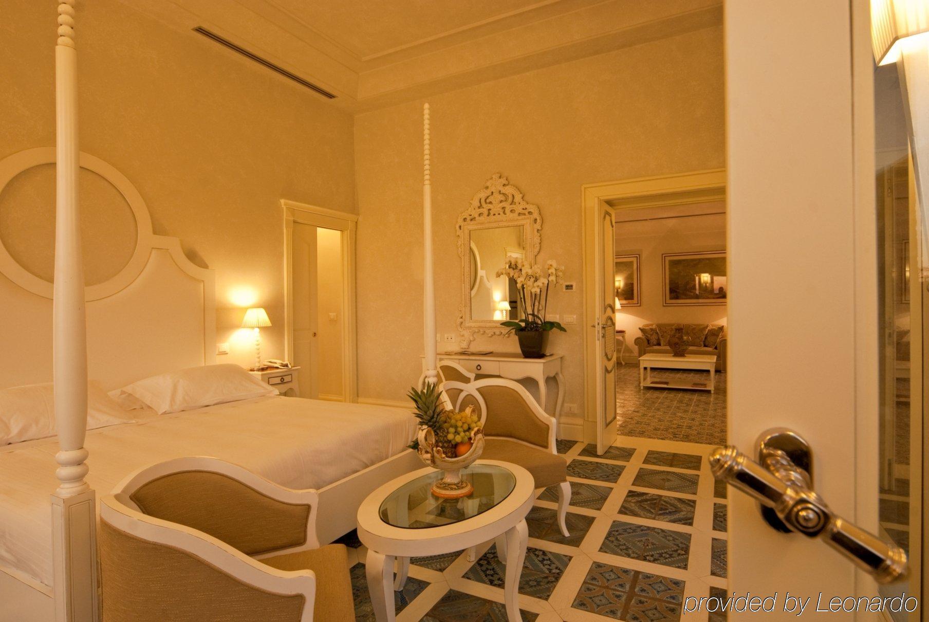 Villa Athena Resort Agrigento Szoba fotó A suite at the Taj Mahal Palace