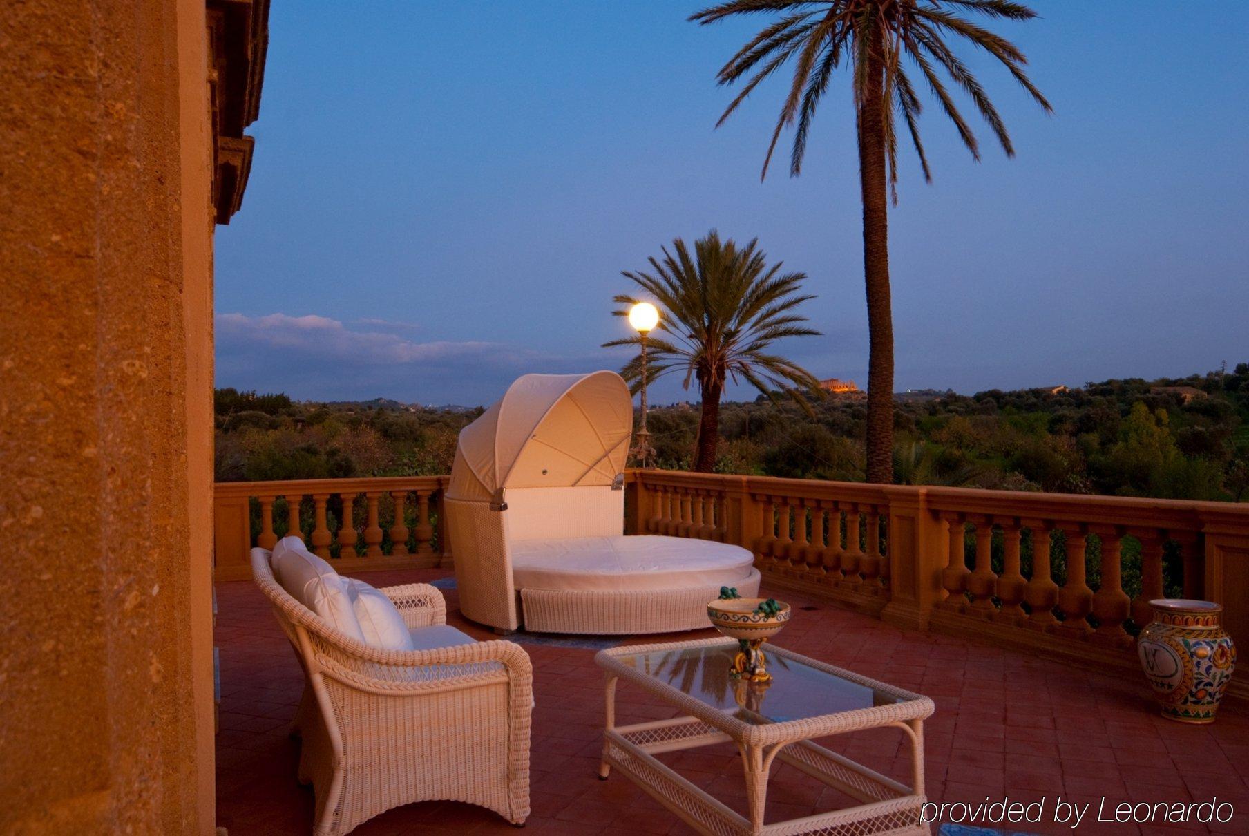 Villa Athena Resort Agrigento Szoba fotó Terrace at the hotel