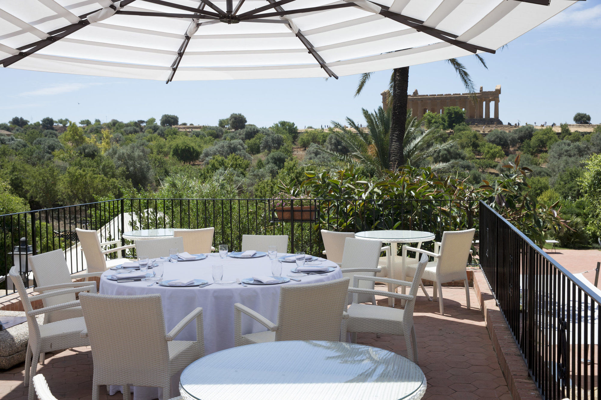 Villa Athena Resort Agrigento Kültér fotó The hotel's terrace